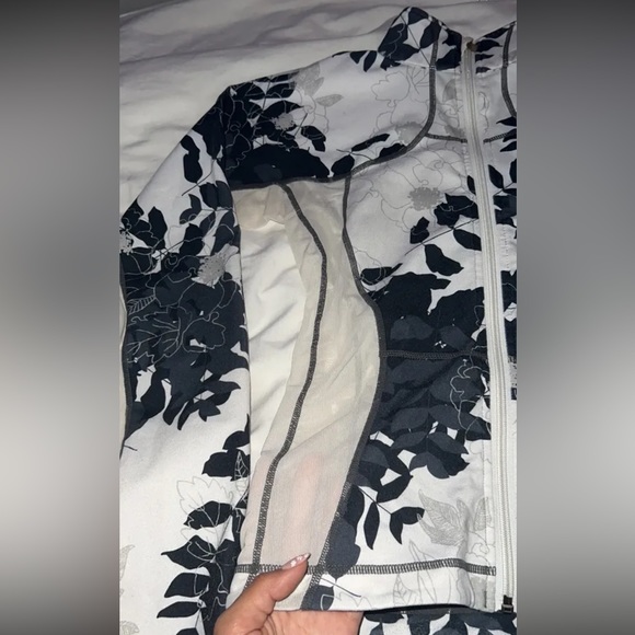 ✅HOST PICK✅~ lululemon Zip-up🍋 - Picture 3 of 5